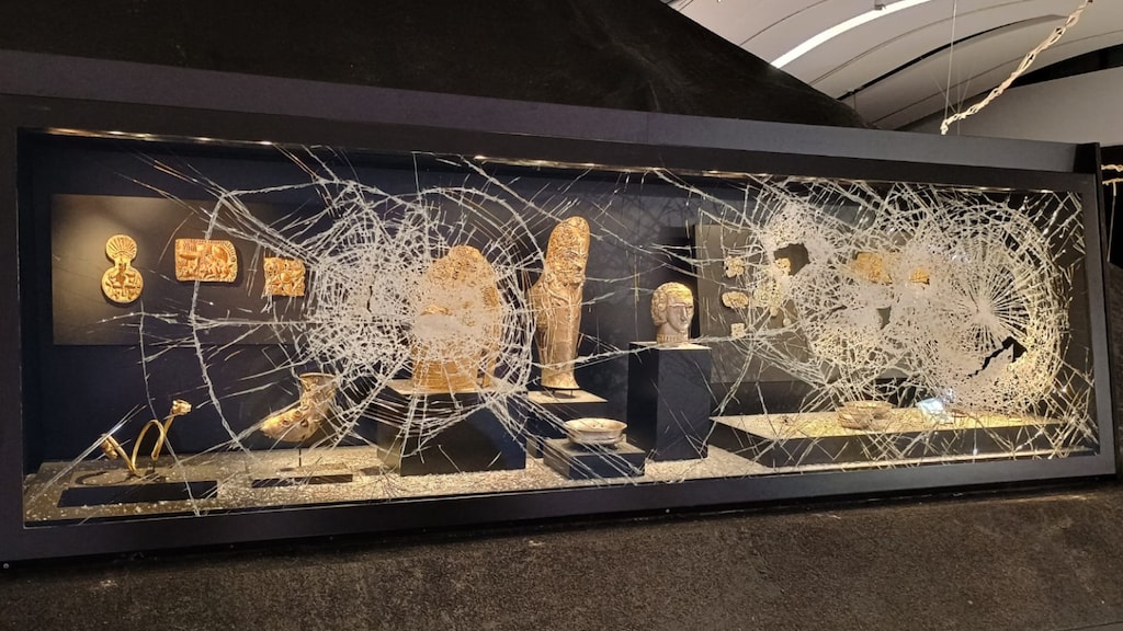 Eén van de ingeslagen vitrines, gefotografeerd door personeel van het Nationaal Historisch Museum in Boekarest. Dit glas hield wel stand, waarschijnlijk doordat de omlijsting het steviger maakte dan de andere vitrines.